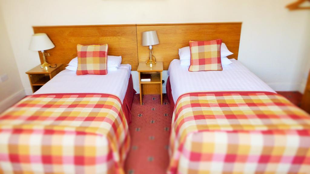 Roydon Marina Village Hotel Bilik gambar